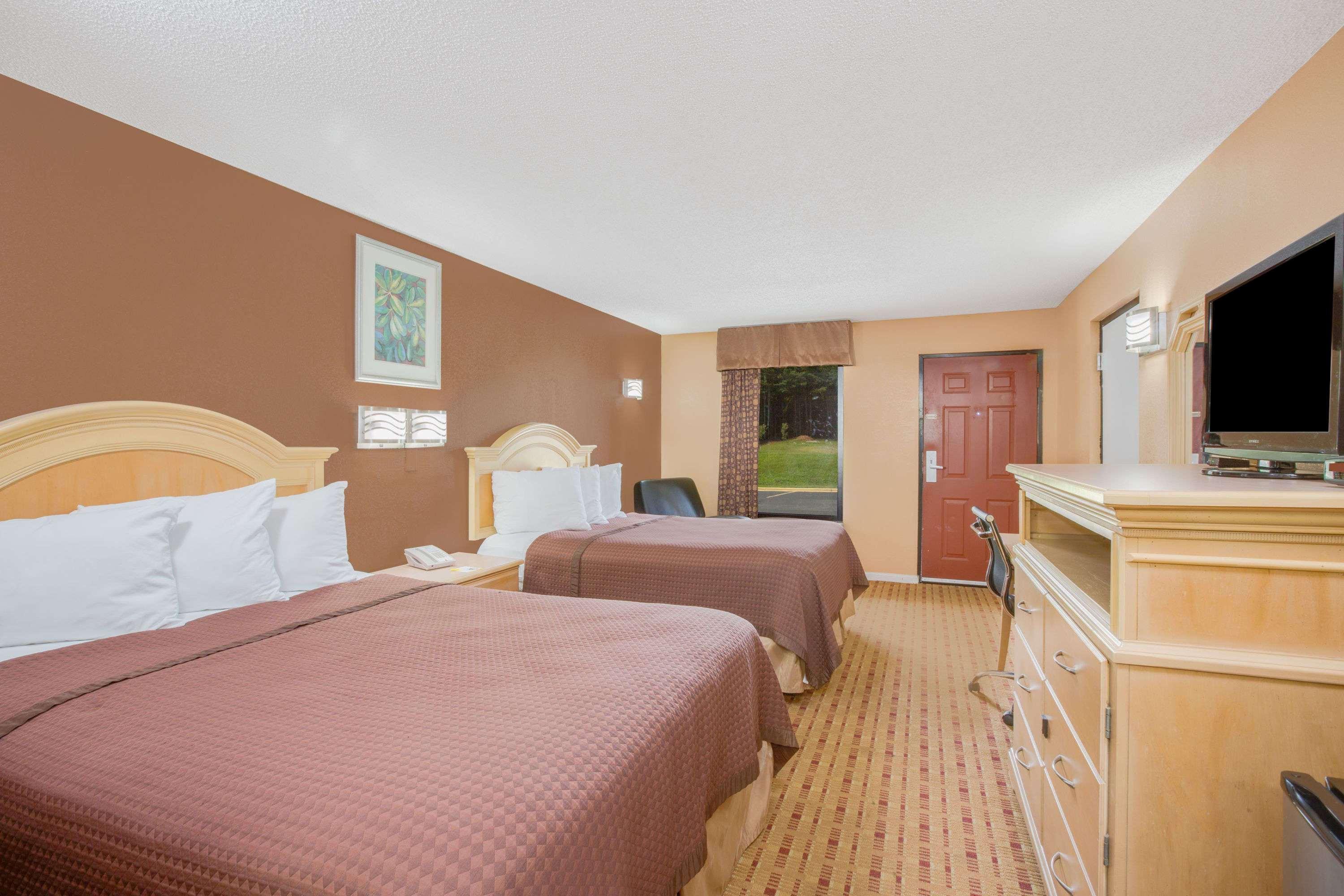 Columbus Inn And Suites Экстерьер фото
