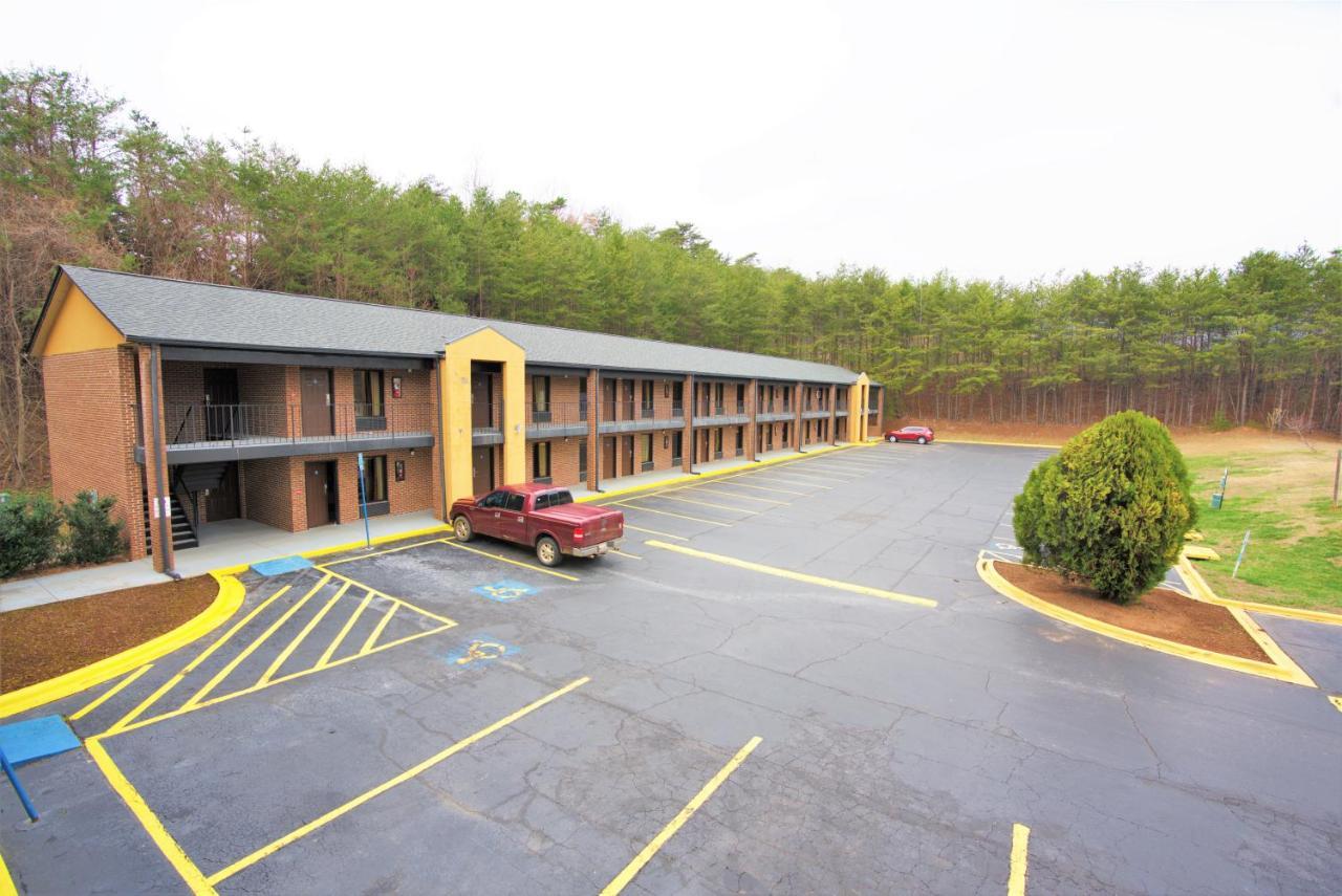 Columbus Inn And Suites Экстерьер фото